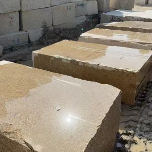 三明 黄金麻方料堆场洗料分选中，原材料充足