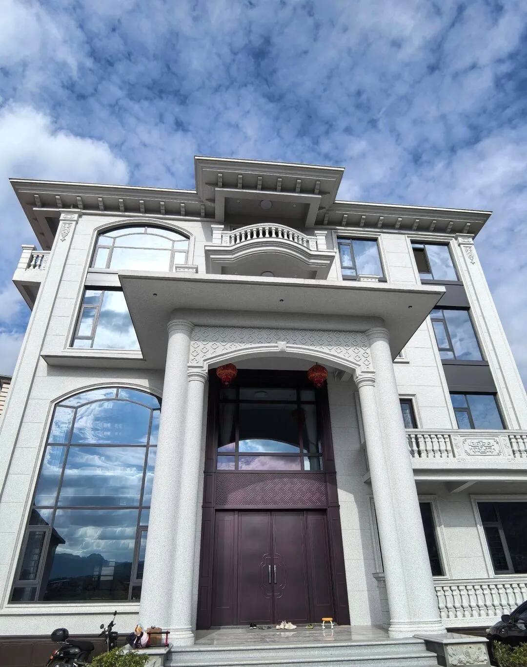 三明白麻别墅外墙干挂石材效果示例