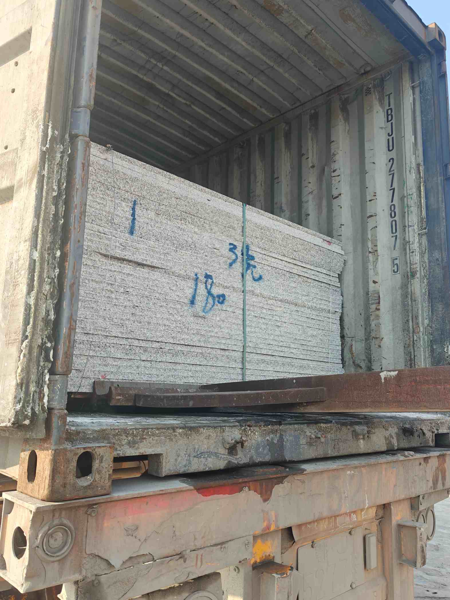 三明 芝麻白花岗岩石材3.0公分光面毛板装柜出货