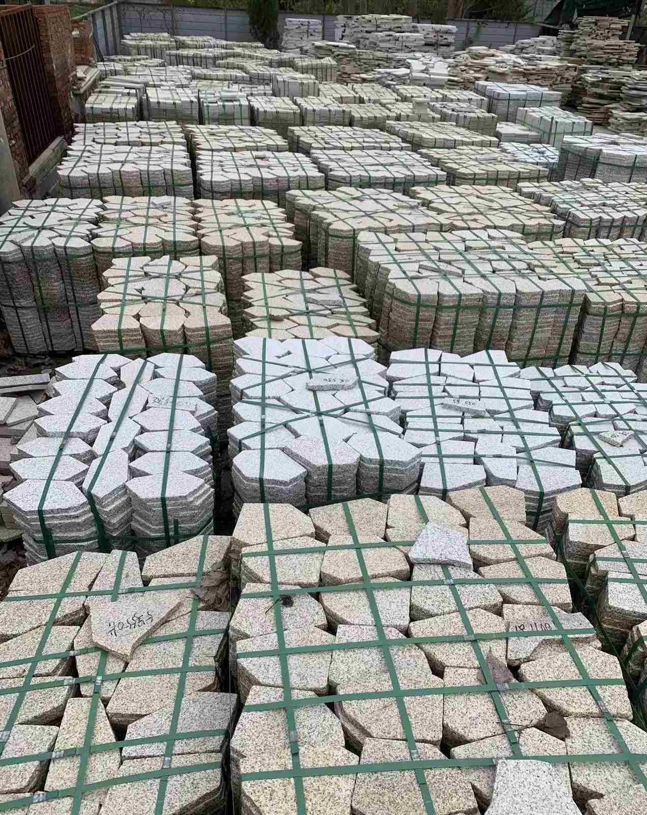 三明 黄金麻白麻花岗岩荔枝面地铺石(冰裂纹)