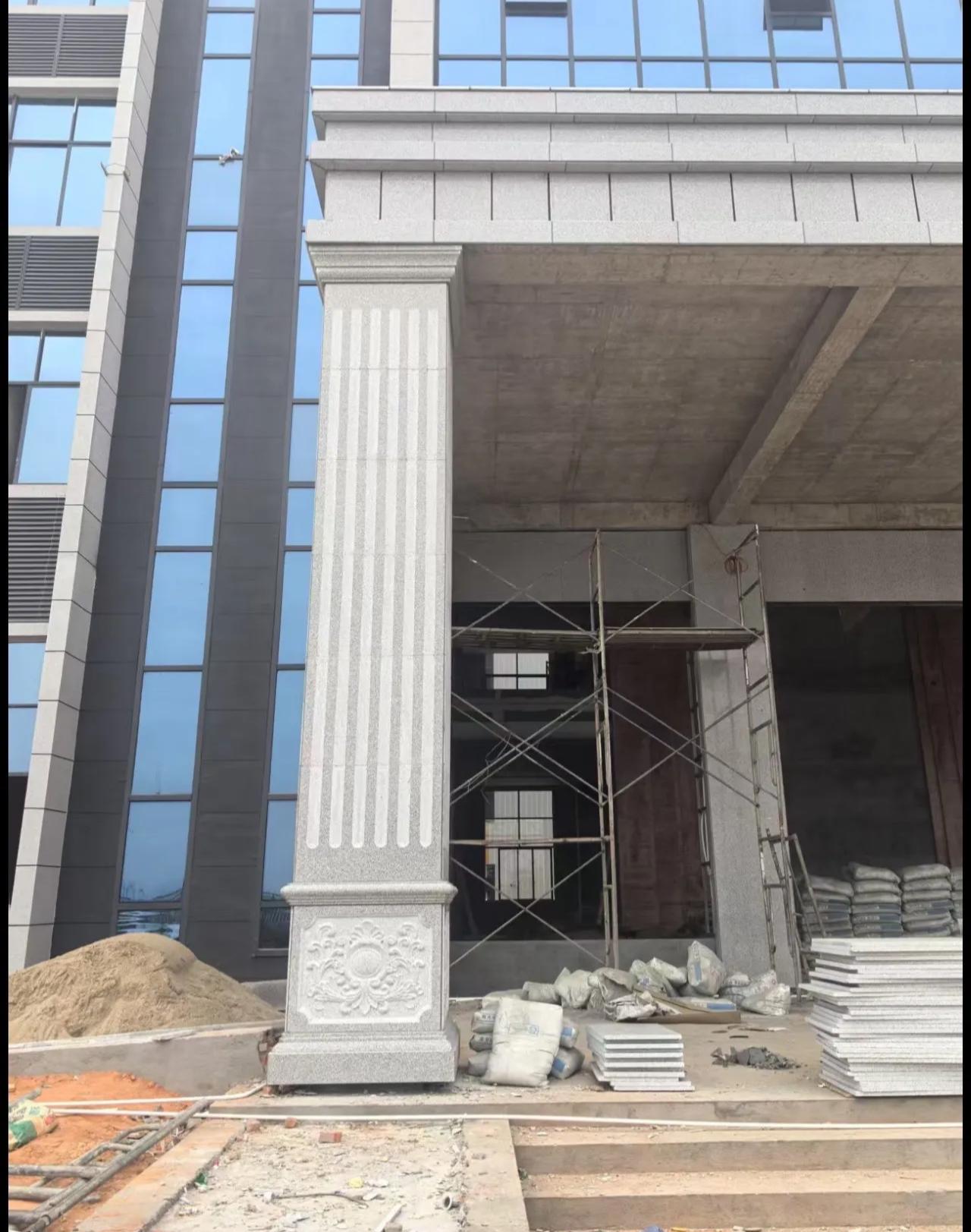 三明 芝麻白光面花岗岩门楼大柱（罗马柱）配雕花底座