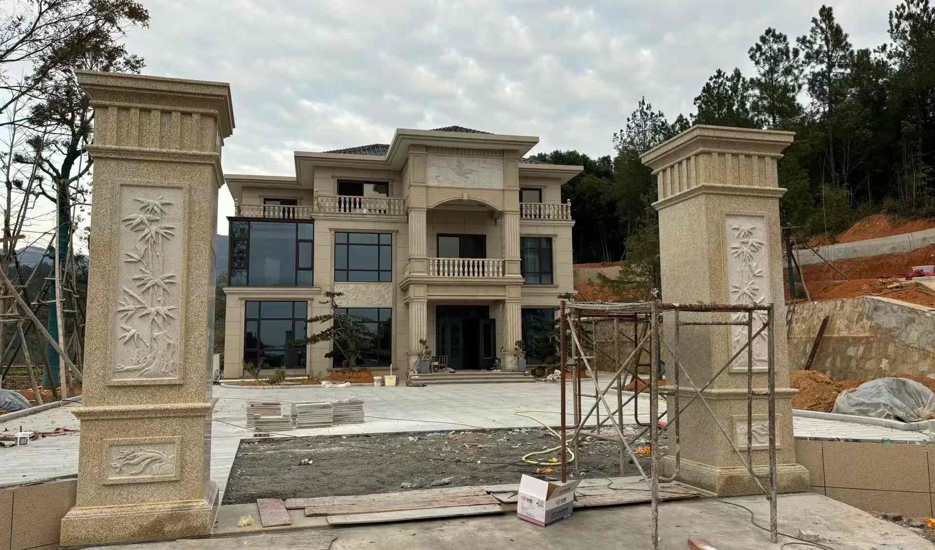 三明 黄金麻花岗岩别墅雕花外墙干挂配上门口雕花罗马柱