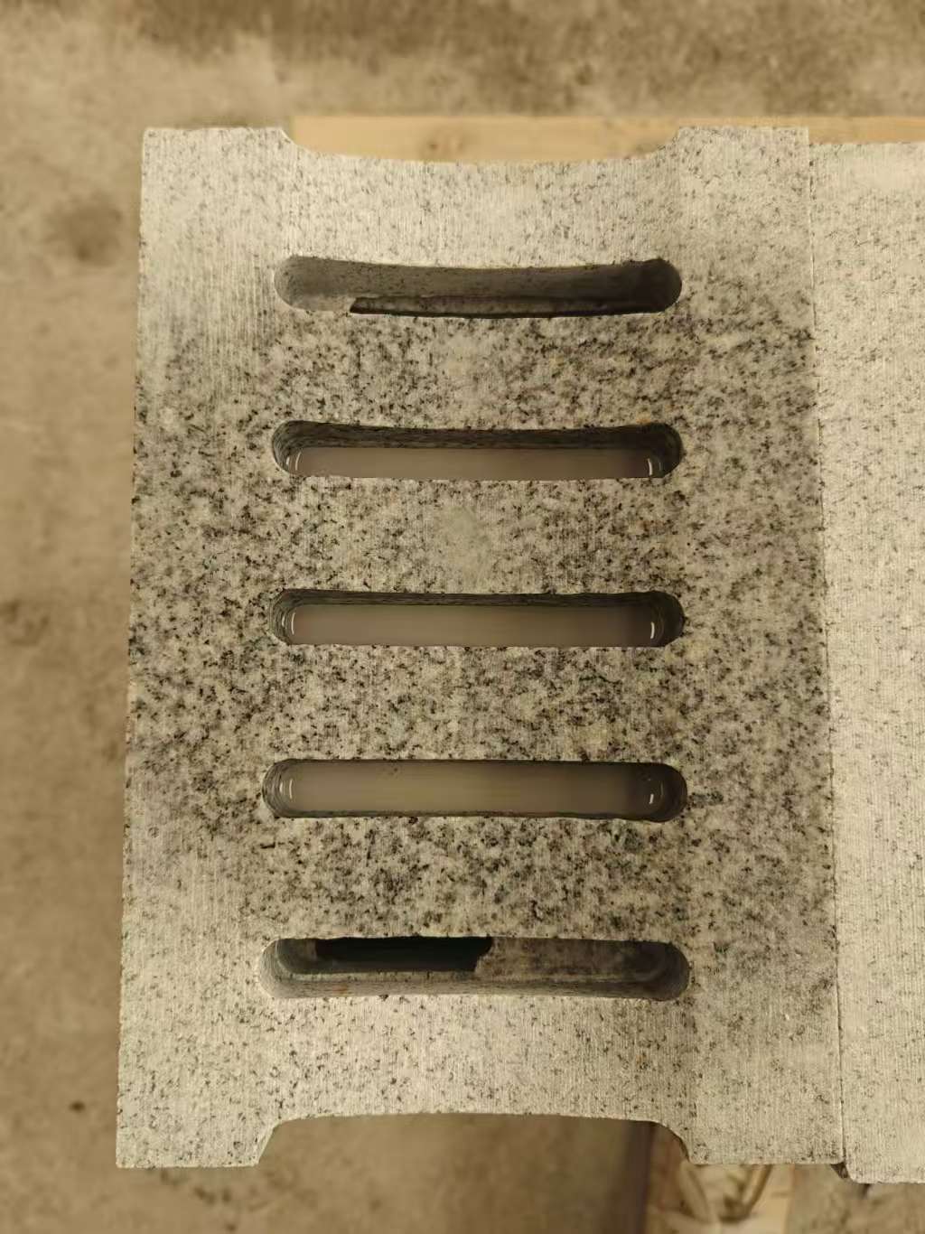 三明 芝麻白拉丝面花岗岩U型开槽排水槽