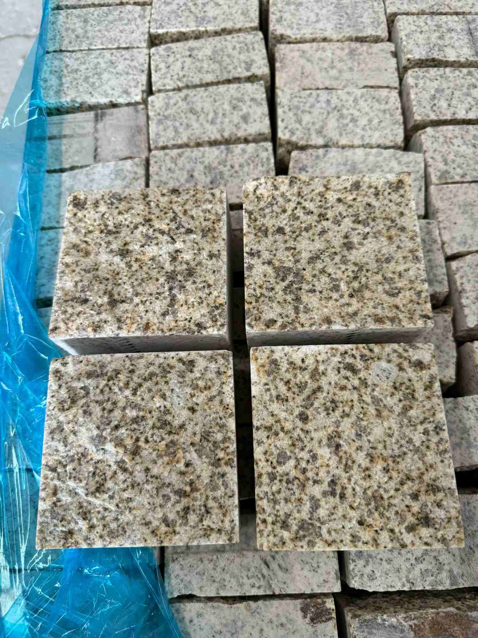 三明 黄金麻花岗岩自然面小方块，弹石，马蹄石等