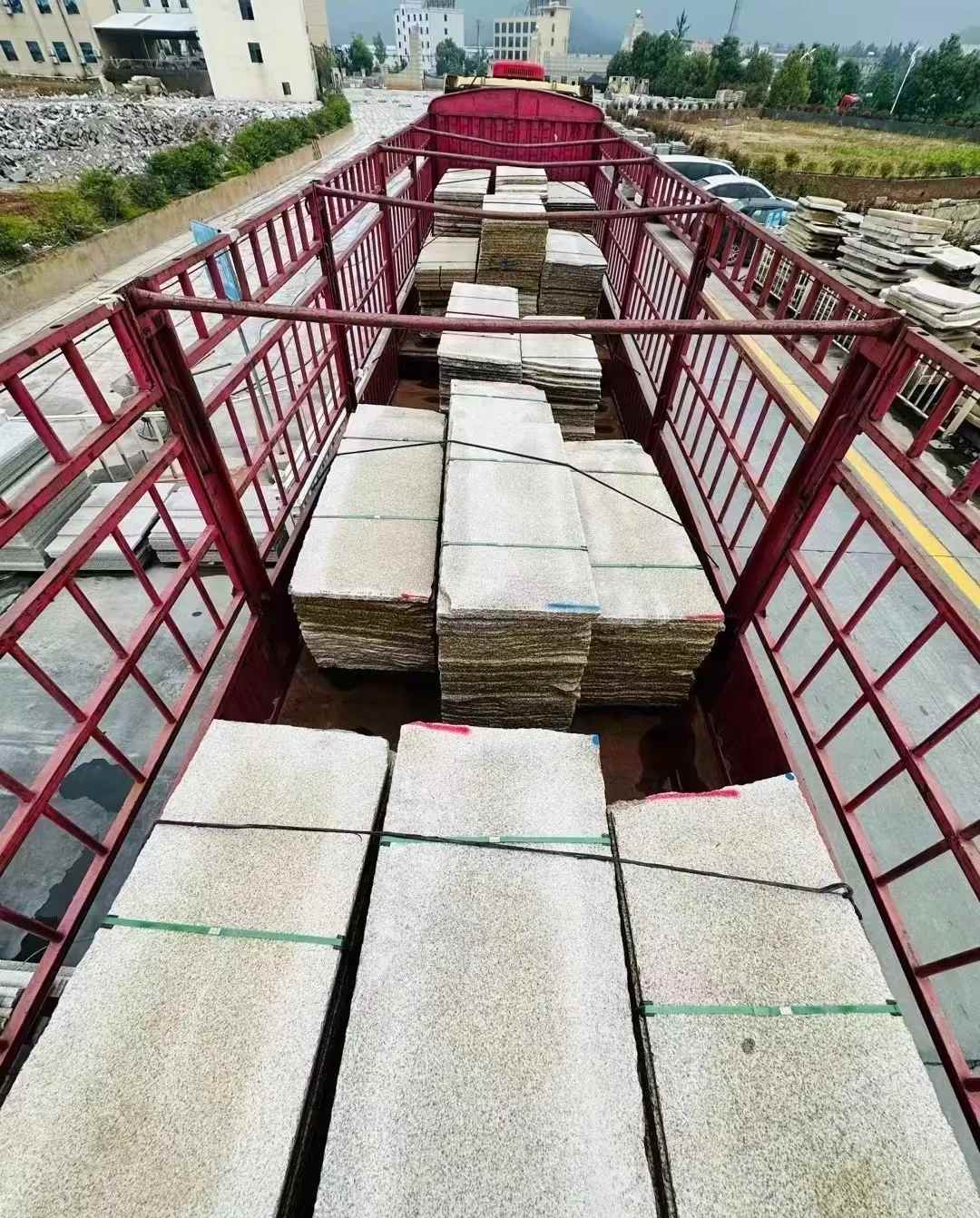 三明 黄金麻花岗岩荔枝面，光面毛板装车完成