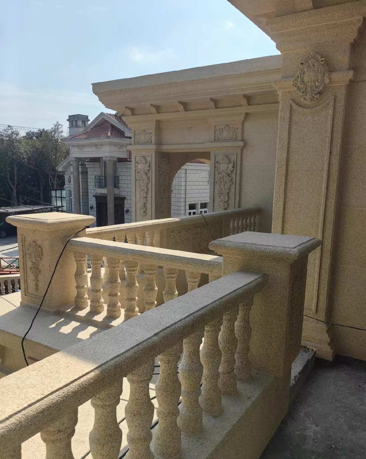 三明 黄金麻别墅外墙干挂雕花配合阳台栏杆花瓶柱