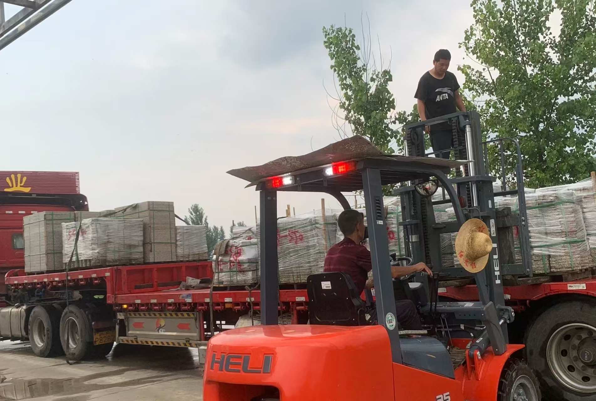 三明 黄金麻冰裂纹，地铺石装车