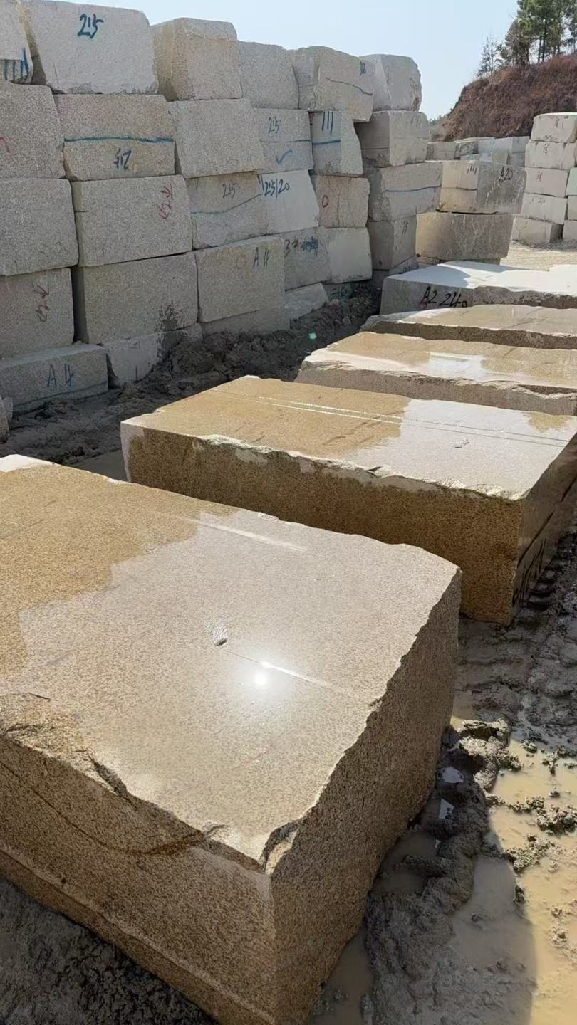 三明 黄金麻方料堆场洗料分选中，原材料充足