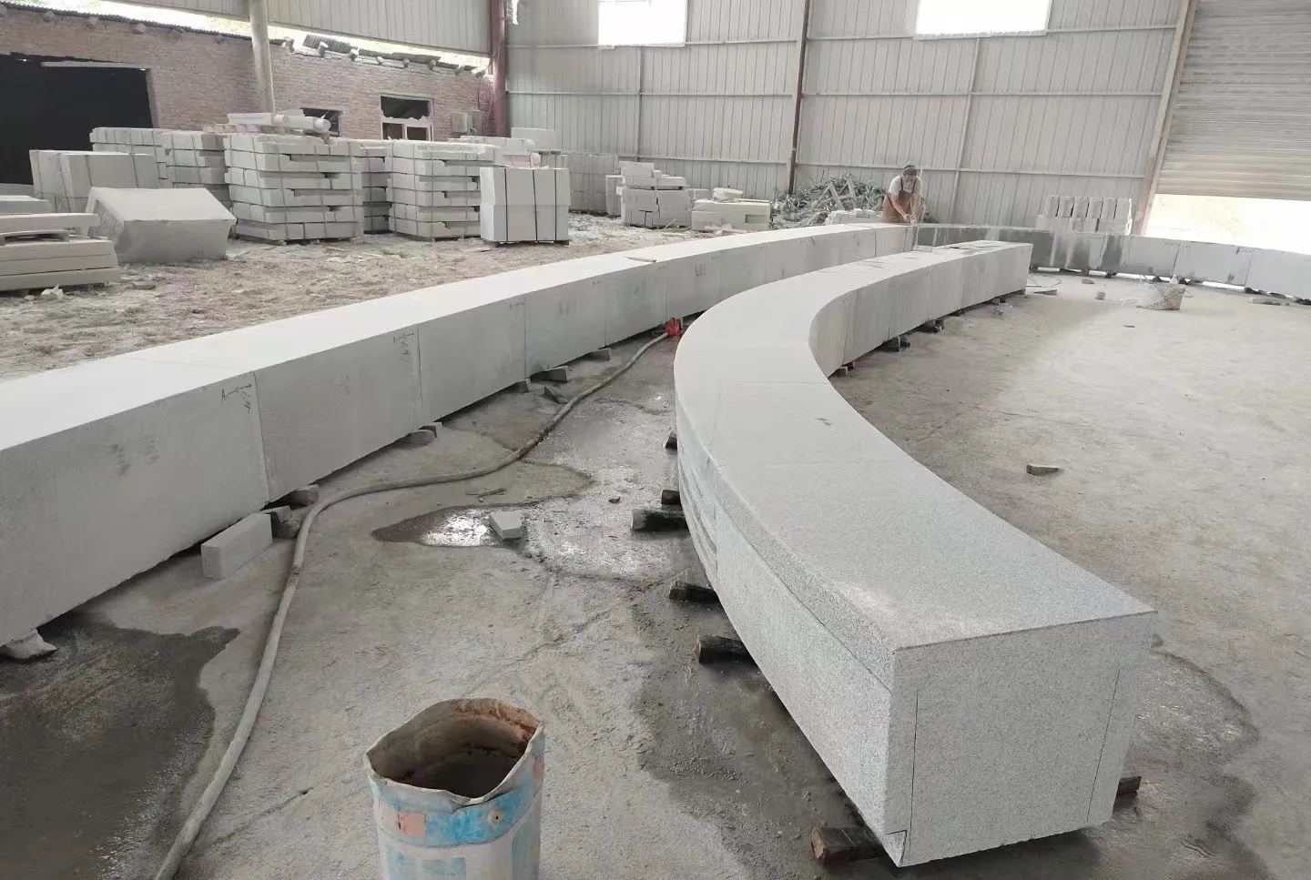 三明芝麻白花岗岩石板材 园林光面弧形坐凳